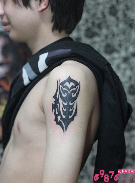 大臂另类图腾纹身图片