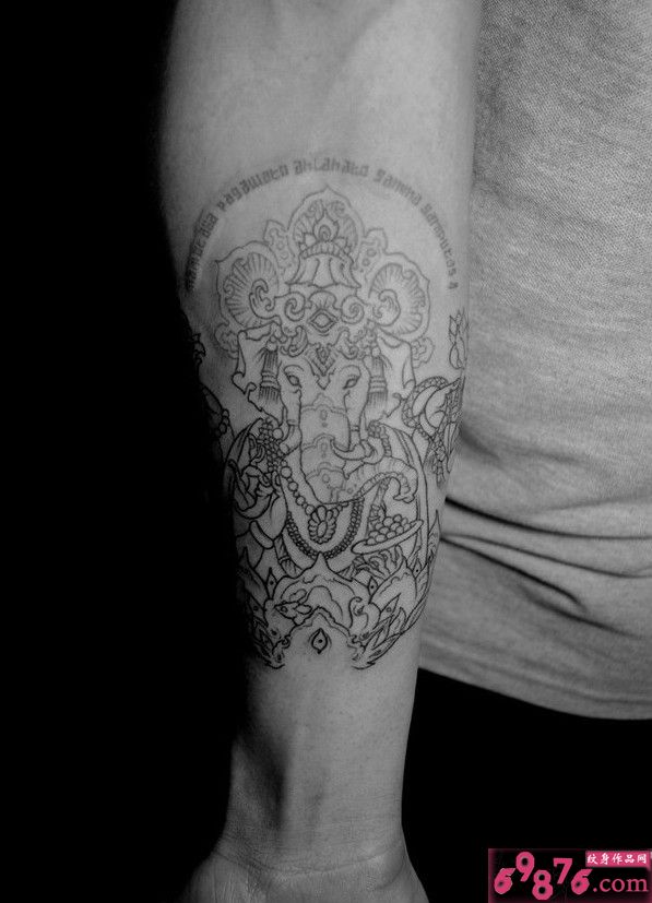 小臂黑白象神纹身图案