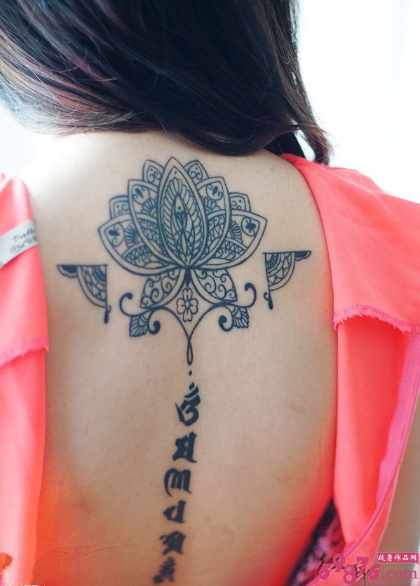 美女背上梵花六字真言纹身图片