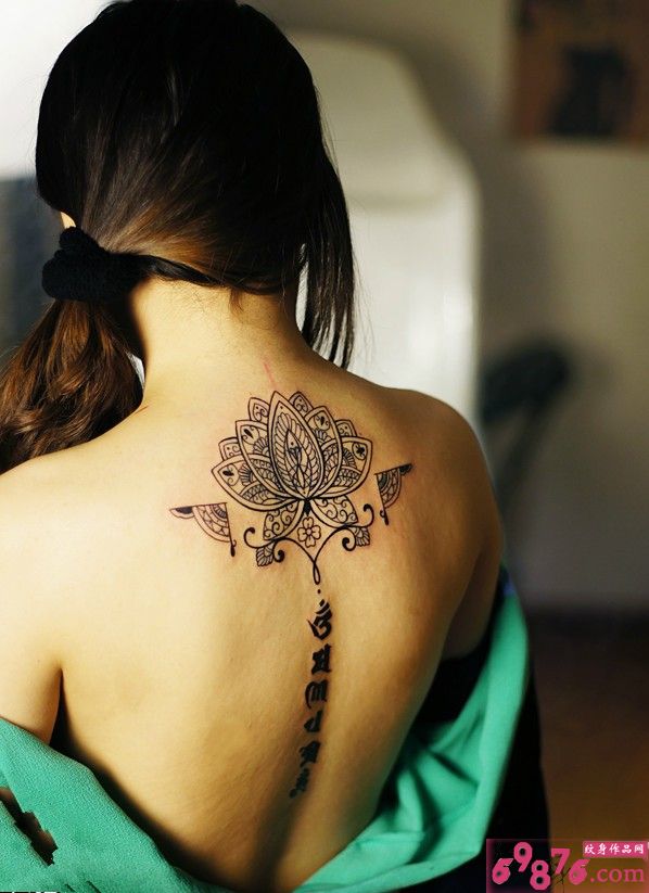 女子背上梵花大明咒刺青图片