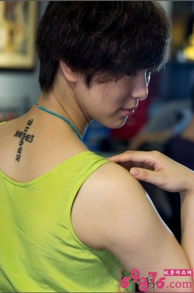 后颈梵文字母十字架纹身图片