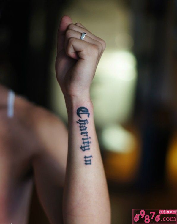手腕哥特式英文刺青图片