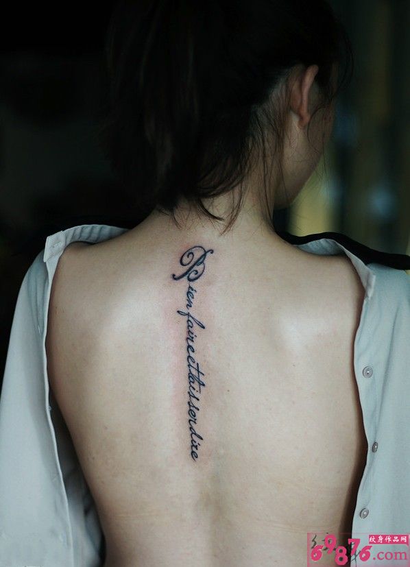 后背法文的女生纹身图片