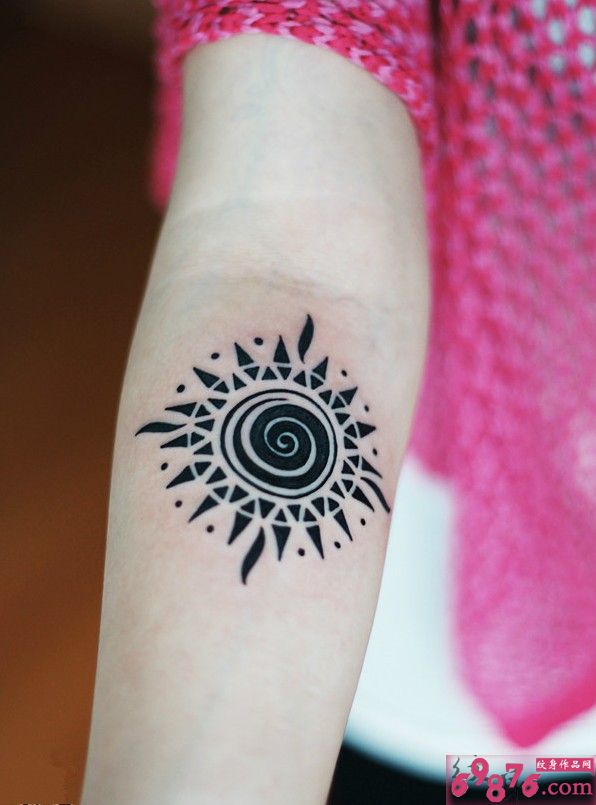 小臂内侧太阳图腾刺青图片