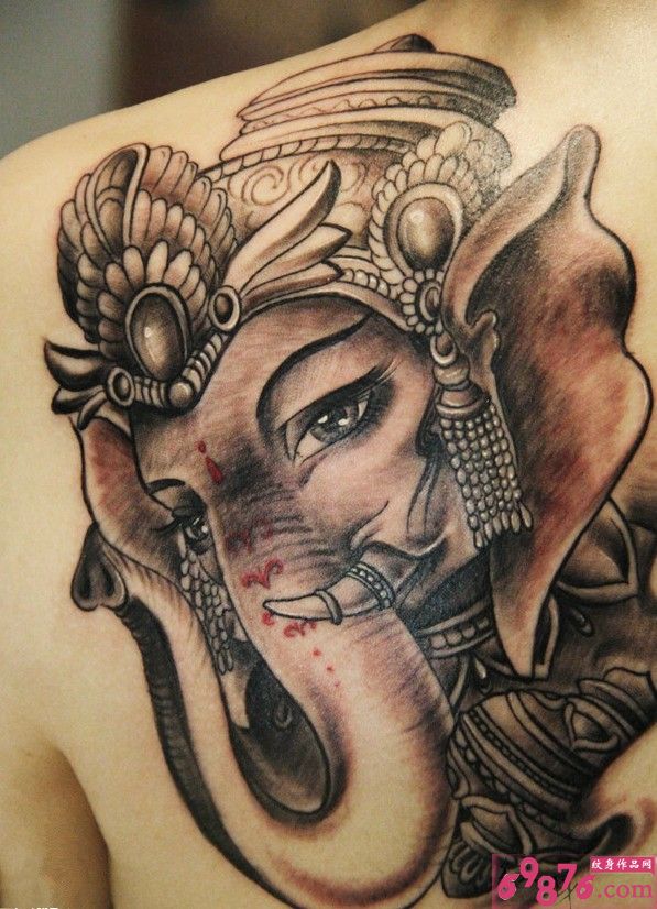 个性时尚背部象神迦昵萨纹身图片图片