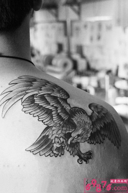 男人黑白肩部白头雕纹身
