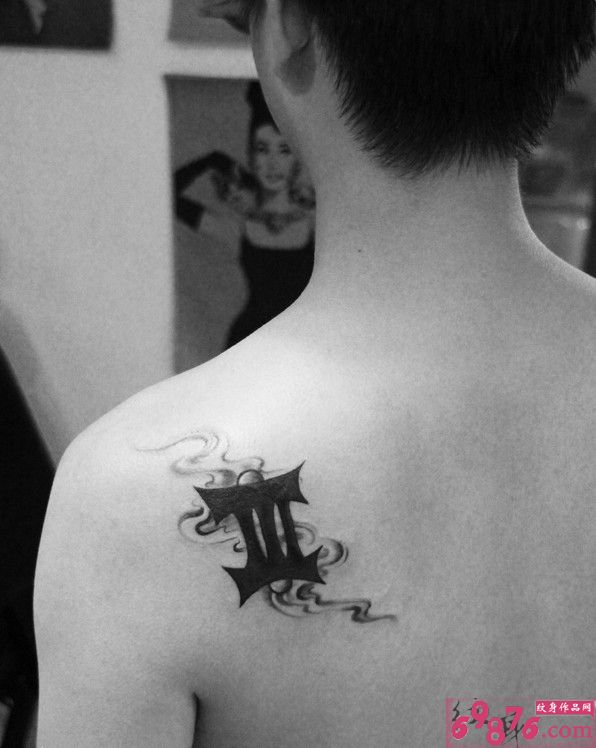 后肩黑白云雾创意纹身