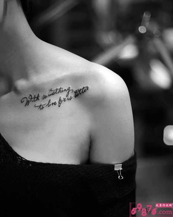 锁骨唯美黑白英文纹身