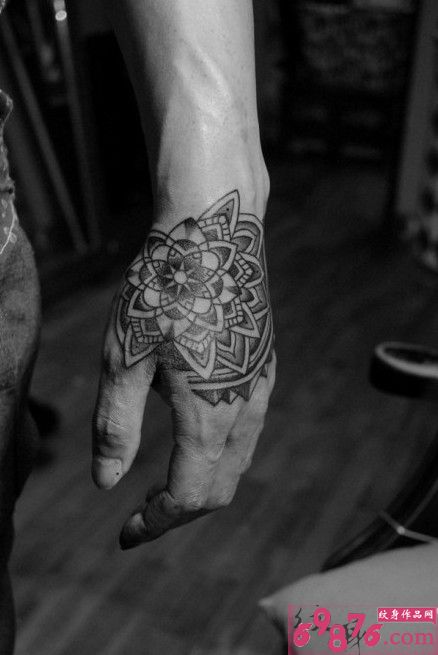手背黑白另类梵花图腾
