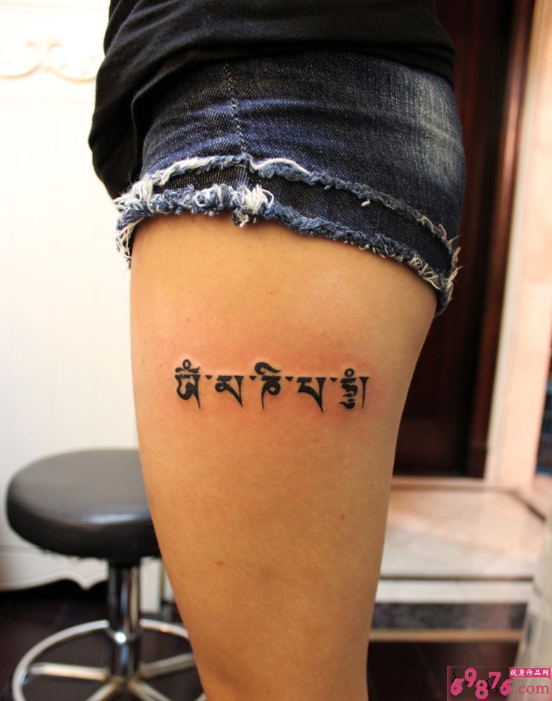 小清新梵文大腿纹身图片