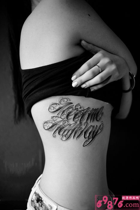 黑白花体英文腰上纹身图案