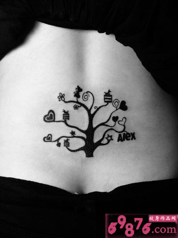 后腰礼物树黑白纹身