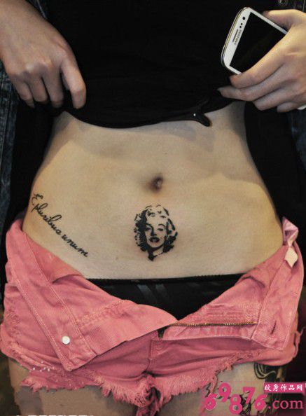 性感梦露头像腹部纹身
