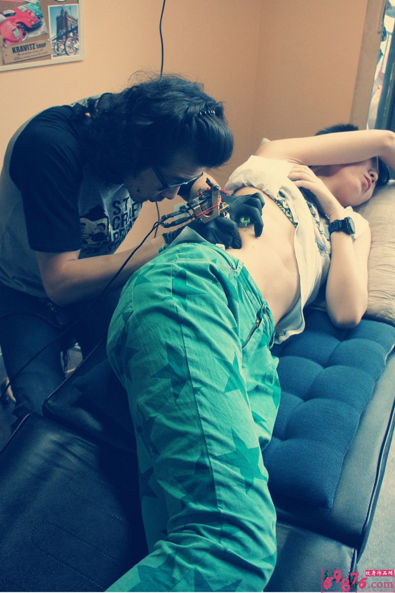 腰部图案纹身现场