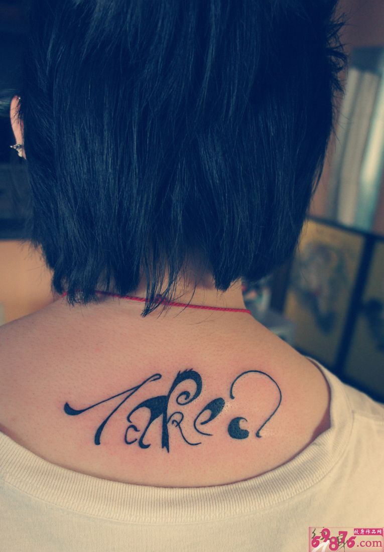 后颈小清新图案纹身图片