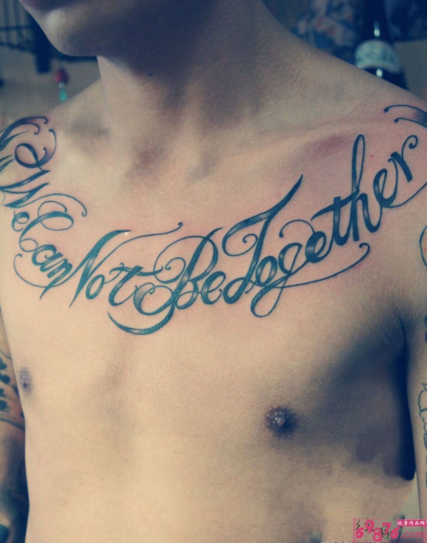 男人胸前大花体英文纹身图片