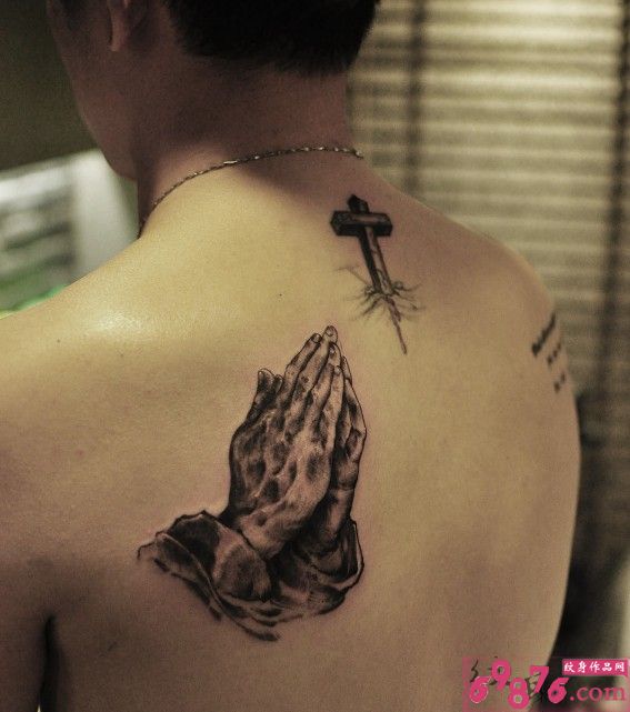 背上双手祈祷十字架纹身图片