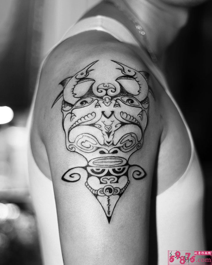 黑白另类宗教手臂纹身图片