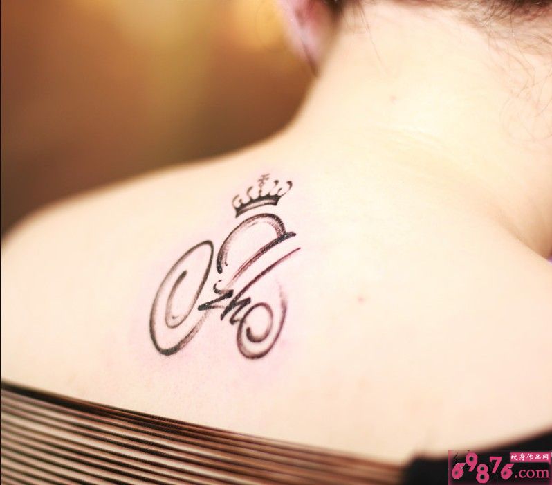 后颈创意皇冠英文纹身图片