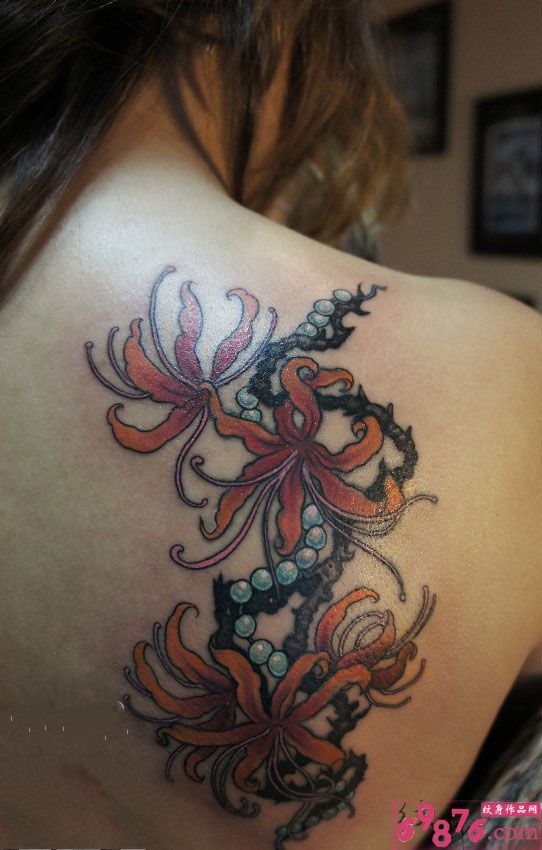 时尚女性背部唯美好看的彼岸花纹身图图片