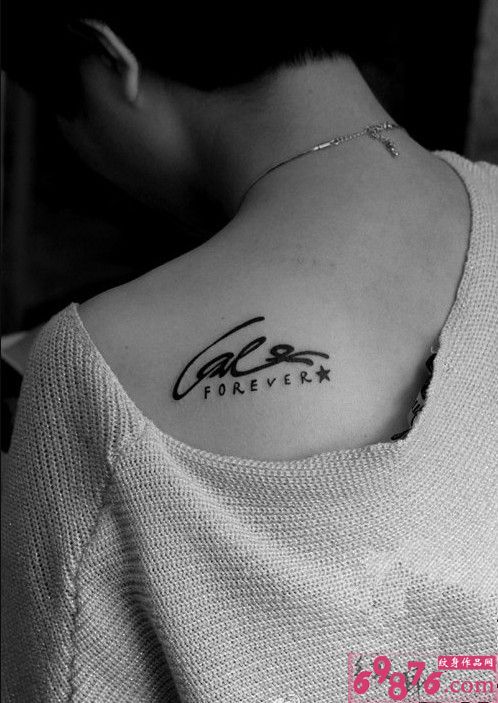 后背黑白英文纹身小图案