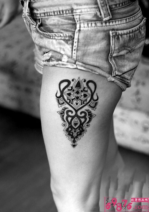 大腿黑白另类图腾纹身