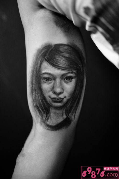 黑白美女头像手臂纹身