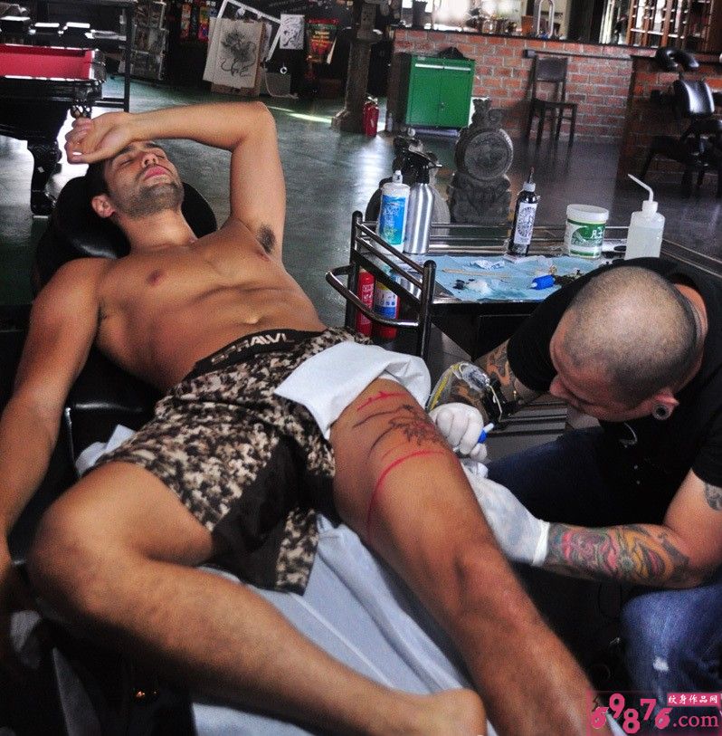 欧美男纹身师腿部纹身现场