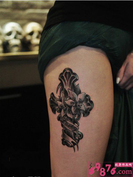 欧美花藤十字架大腿纹身图片