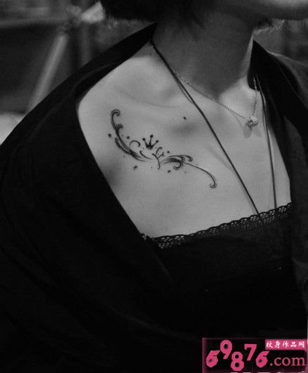 锁骨创意皇冠黑白纹身