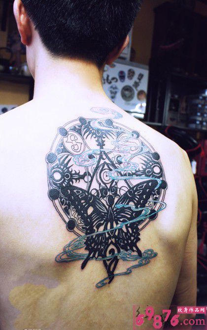 时尚男生背部好看的动漫标志纹身图案图片缩略频道推荐图