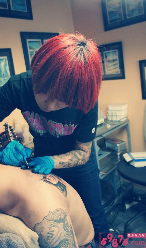 背部头像纹身现场