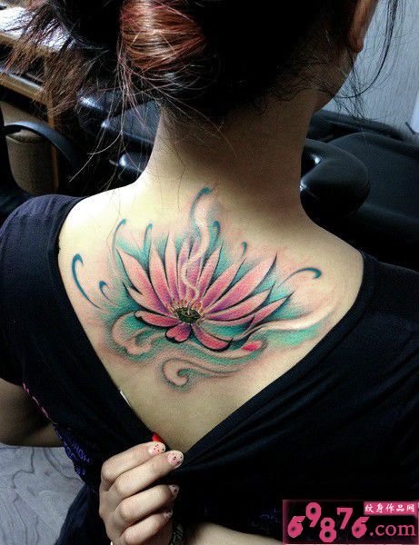 后颈彩色莲花纹身图片