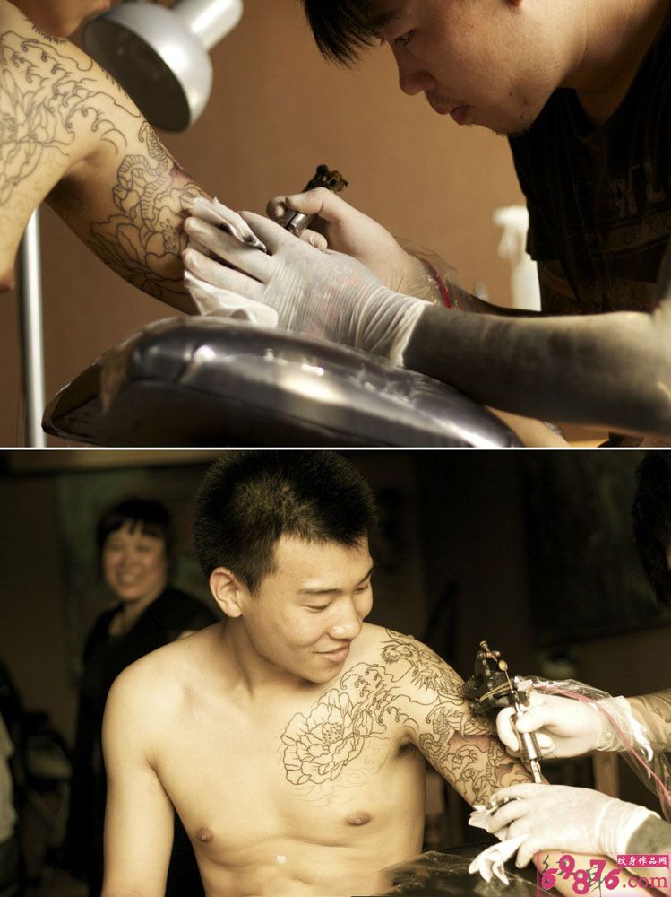 帅哥披肩龙与牡丹纹身现场