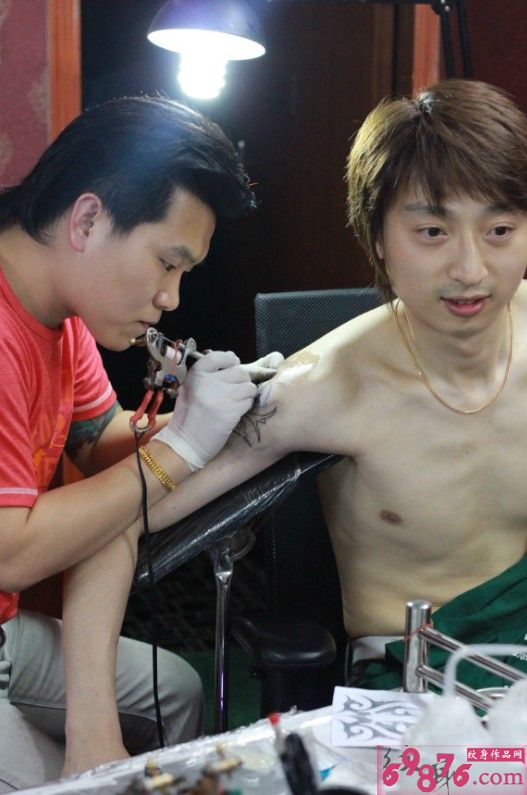 帅哥手臂图腾纹身现场