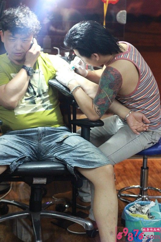 型男手臂哥特式字母纹身现场