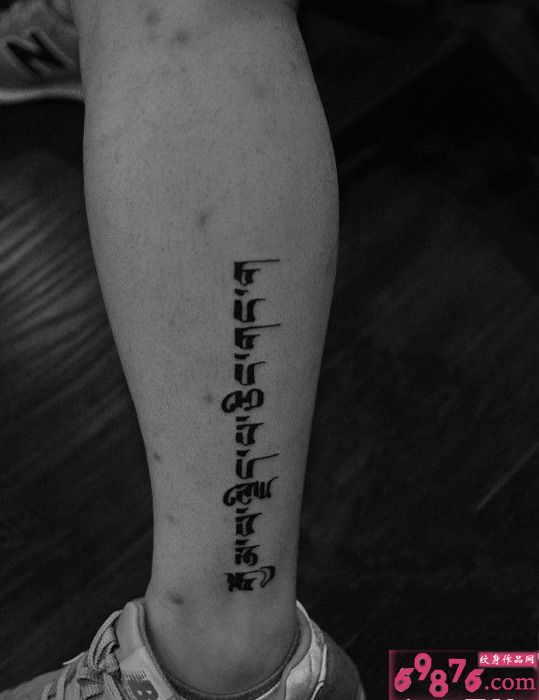 黑白梵文小腿纹身