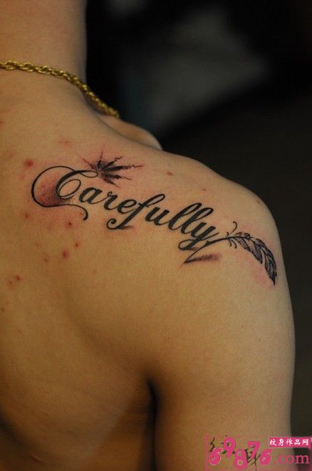 羽毛英文肩部纹身图片