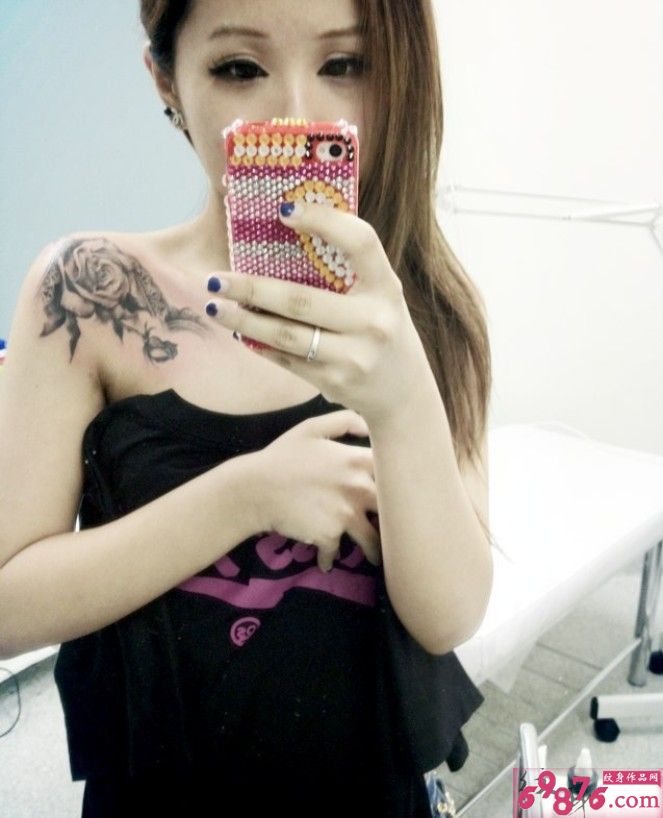 小美女肩部玫瑰花清新纹身