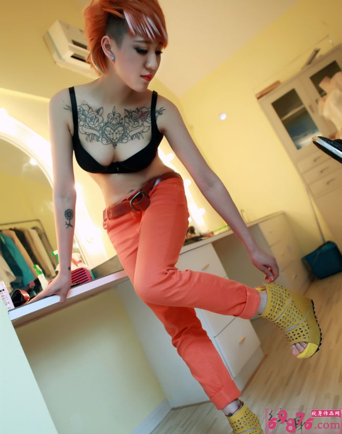 潮人美女性感胸前玫瑰心纹身图片