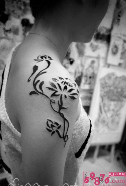 线条莲花肩部黑白纹身