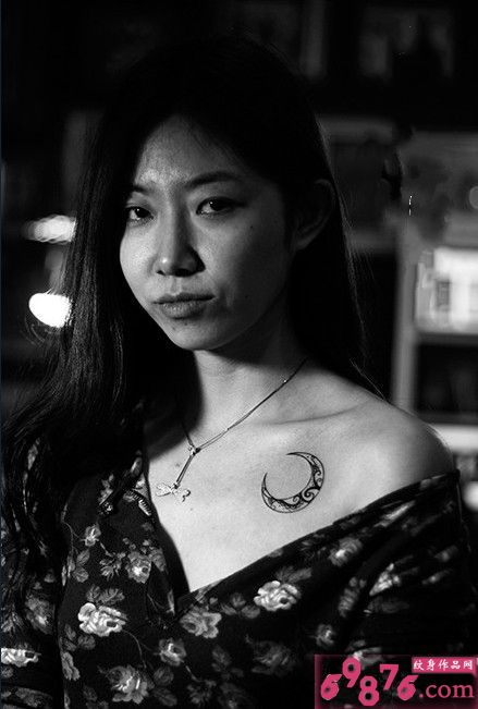 美女锁骨月亮图腾纹身