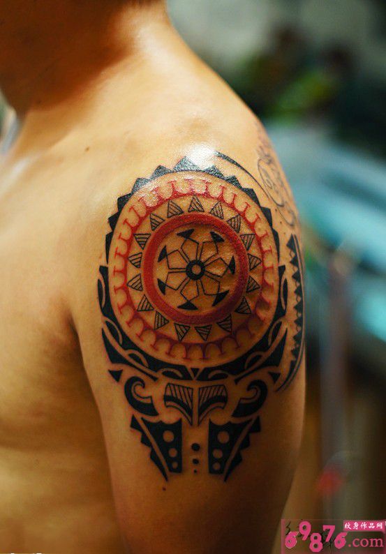 另类梵花图腾左臂纹身图片