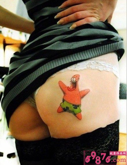 女生个性臀部派大星卡通纹身