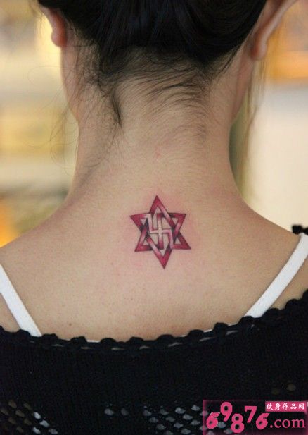 六角芒星后颈清新纹身图片