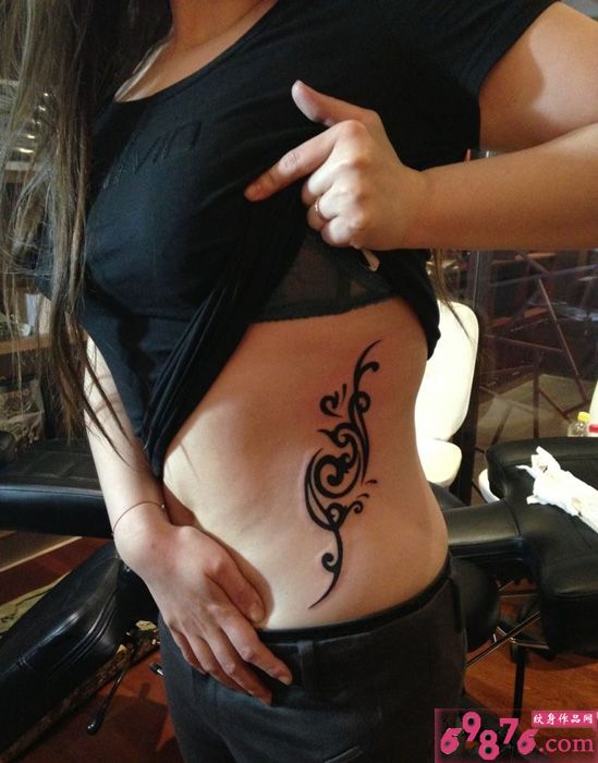 时尚小图腾侧腰纹身图片
