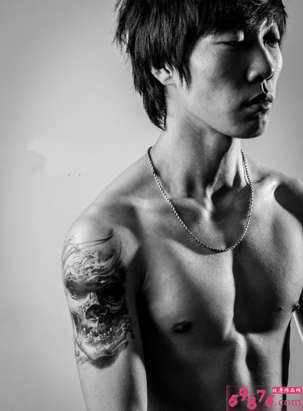 潮男手臂黑白骷髅纹身