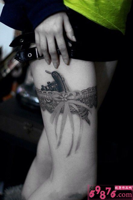 黑白纹身机蕾丝大腿纹身