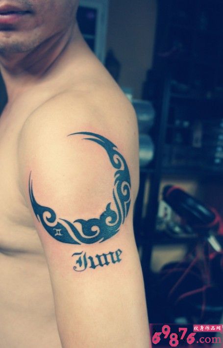 创意月亮图腾字母纹身图片