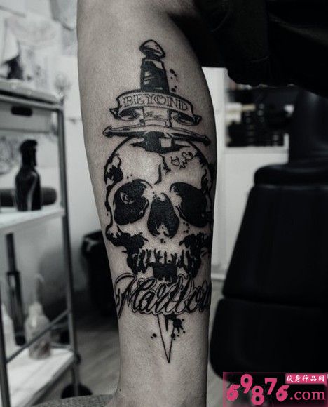 黑白剑刺骷髅欧美纹身